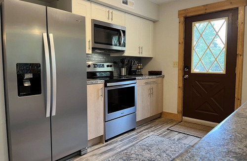 Custer House | Cozy cabin near all the attractions in the Heart of the Hills! Pet friendly!