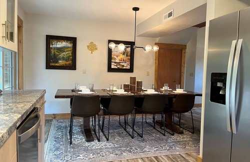 Custer House | Cozy cabin near all the attractions in the Heart of the Hills! Pet friendly!