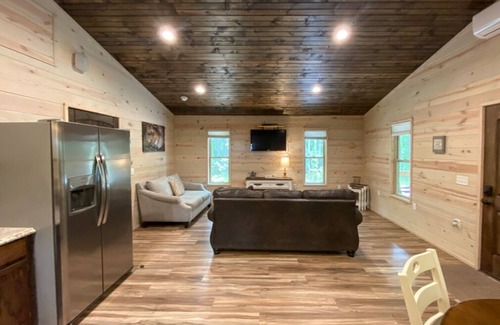 Fort Payne Cabin | Cozy cabin near DeSoto and Little River with private hot tub!