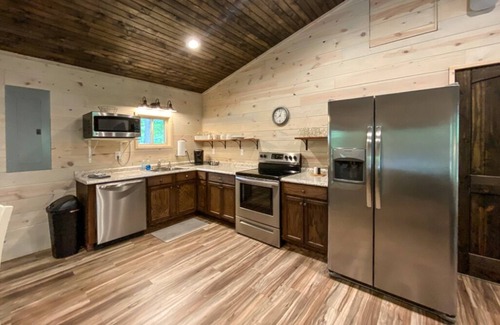 Fort Payne Cabin | Cozy cabin near DeSoto and Little River with private hot tub!
