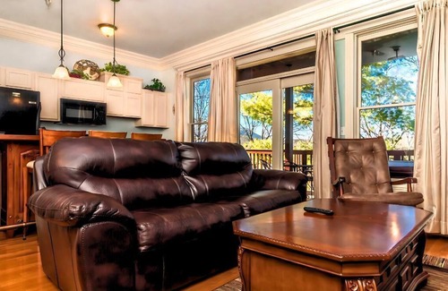 Pigeon Forge Cabin | Cozy Cabin Near Dollywood with Hot Tub & Grill!