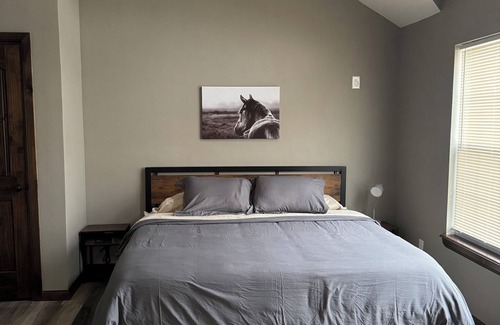 Lawton Cabin | Cozy cabin near Medicine Park with AC, WiFi