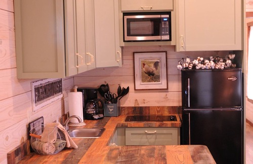 New Braunfels Cabin | Cozy Cabin near the Comal River-Cabin #7- Farmhouse Theme. Walk to Wurstfest