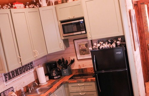 New Braunfels Cabin | Cozy Cabin near the Comal River-Cabin #7- Farmhouse Theme. Walk to Wurstfest