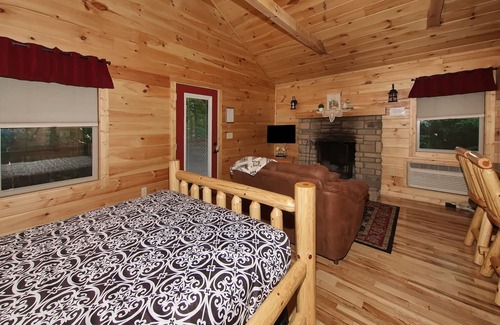 Carbon Hill Cabin | Cozy Cabin Nestled in Hocking Hills