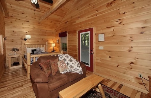 Carbon Hill Cabin | Cozy Cabin Nestled in Hocking Hills