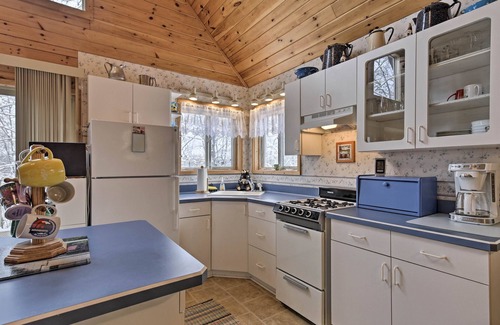Weirgor Cabin | Cozy Cabin on 10 Acres, Walk to Chippewa River!