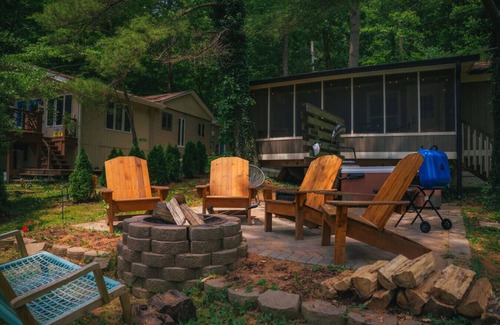 Martinsville Cabin | Cozy Cabin on Lake front with Hot tub & firepit