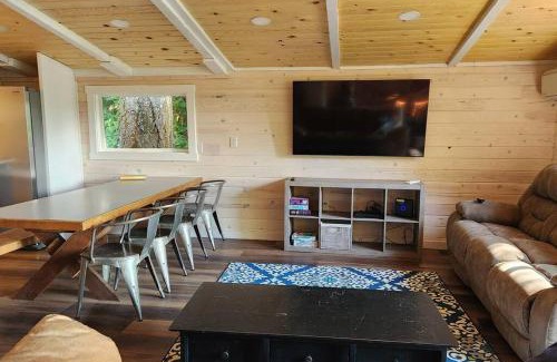 Bandon House | Cozy cabin on Laurel Lake