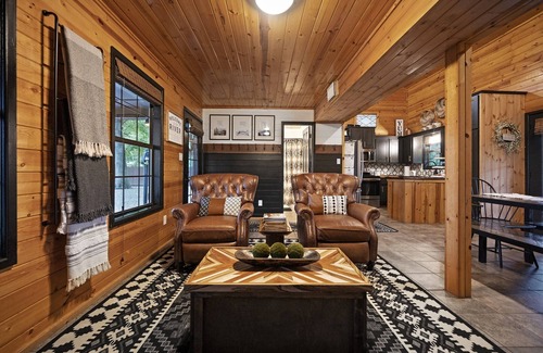 Broken Bow Cabin | Cozy Cabin on Mt Fork River *riverfront*