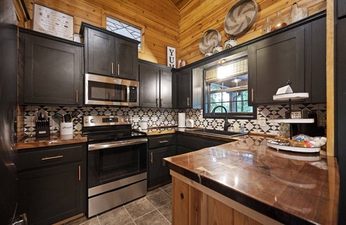 Broken Bow Cabin | Cozy Cabin on Mt Fork River *riverfront*