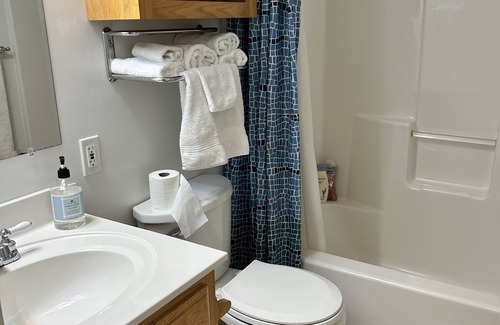 Cedar Bluff Cottage | Cozy cabin on the brow. Beautiful flowers perfect for your spring getaway!