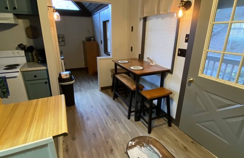 Cosby Cabin | Cozy Cabin On The Creek