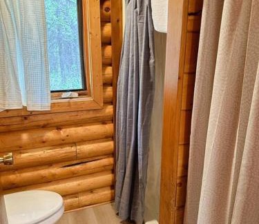 Wasilla Ski Chalet | Cozy Cabin on Wooded Property