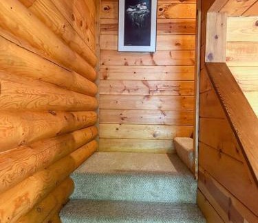 Wasilla Ski Chalet | Cozy Cabin on Wooded Property