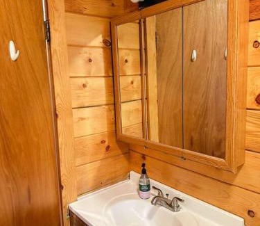 Wasilla Ski Chalet | Cozy Cabin on Wooded Property