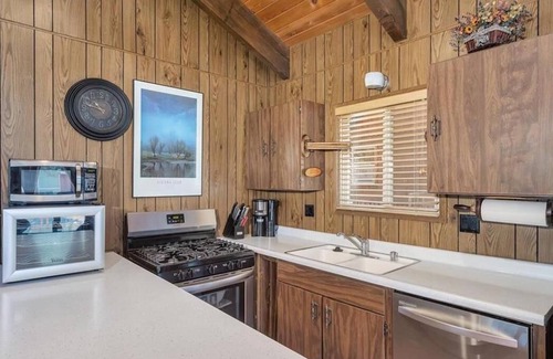 Moonridge Cabin | Cozy Cabin-Peaceful and Centrally Located-2bedroom1bath