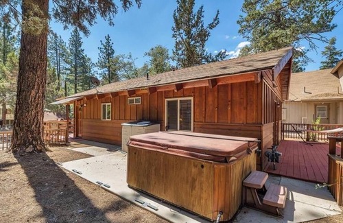 Moonridge Cabin | Cozy Cabin-Peaceful and Centrally Located-2bedroom1bath