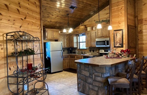 Smithville Cabin | Cozy Cabin Retreat in Gated Community Kayaks & Fire Pit Included