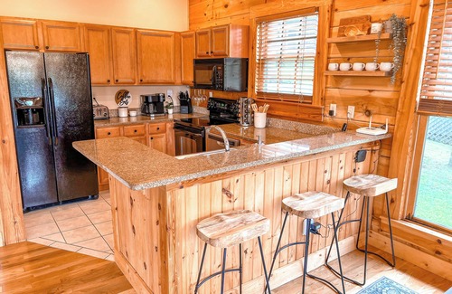 Snowshoe Cabin | Cozy Cabin Retreat w/Private Hot Tub NEAR SLOPES