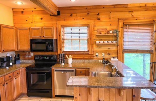 Snowshoe Cabin | Cozy Cabin Retreat w/Private Hot Tub NEAR SLOPES