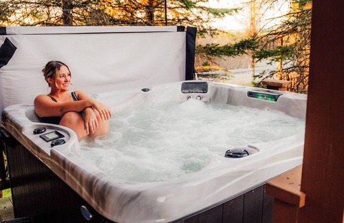 Snowshoe Cabin | Cozy Cabin Retreat w/Private Hot Tub NEAR SLOPES
