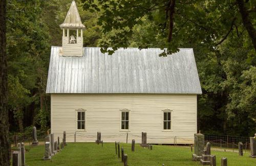 Sevierville House | Cozy cabin retreat w Hot Tub & Rooftop Deck near Dollywood