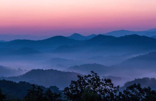 Sevierville House | Cozy cabin retreat w Hot Tub & Rooftop Deck near Dollywood