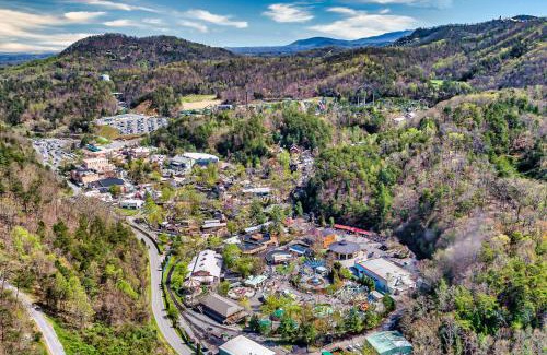 Sevierville House | Cozy cabin retreat w Hot Tub & Rooftop Deck near Dollywood