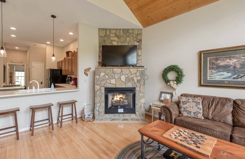 Fleetwood Cottage | Cozy Cabin Right on the New River in Todd - Easy River Access - Fire Pit