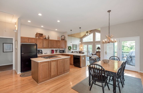 Fleetwood Cottage | Cozy Cabin Right on the New River in Todd - Easy River Access - Fire Pit