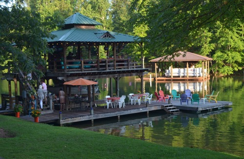 Dadeville Cabin | Cozy Cabin,Sandy Beach,Fantastic Dock W/50' TV & Boat Launch