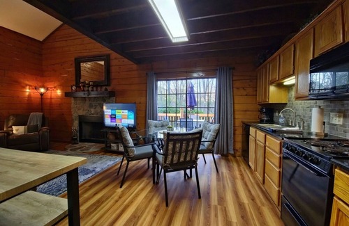 Table Rock Cabin | Cozy Cabin~Sleeps 6~Deck~BBQ Grill~Dog-Friendly