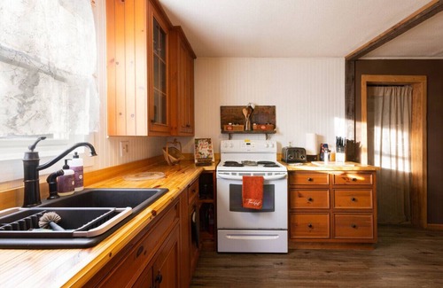 Northwest Harwinton Apartment | Cozy Cabin Style Apt Private 1st Flr 1 Bdrm
