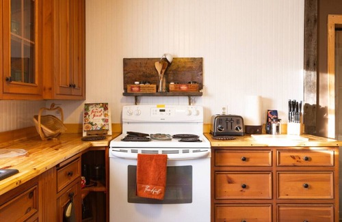 Northwest Harwinton Apartment | Cozy Cabin Style Apt Private 1st Flr 1 Bdrm