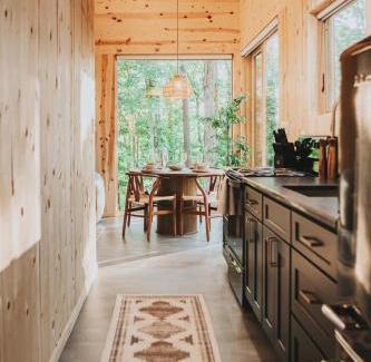 Frenchburg House | Cozy Cabin Suite with Hot Tub