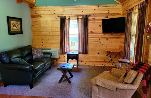 Sylva House | Cozy Cabin Surrounded By Streams