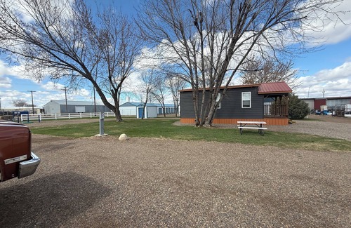 Glendive House | Cozy Cabin Tiny House in Glendive 1 mile from Makoshika State Park! Pet friendly