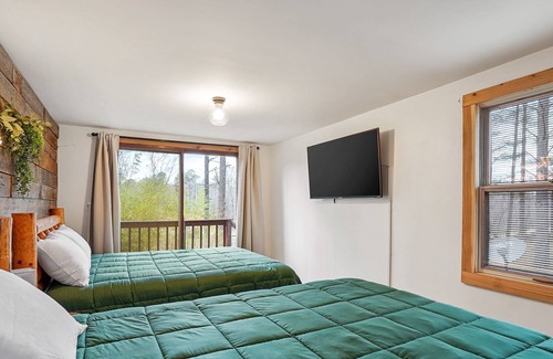 South Bloomingville Cabin | Cozy cabin ~ Hot Tub~ winery close by ~ Pet Friendly ~ 15 mins to Ash Cave