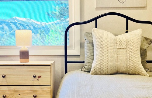 Historic District Condo | Cozy Cabin Vibes - Downtown - Walk to everything!