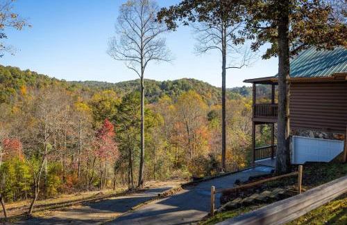 Mineral Bluff House | Cozy Cabin: w/Balcony, Pool Table, Fire pit & BBQ
