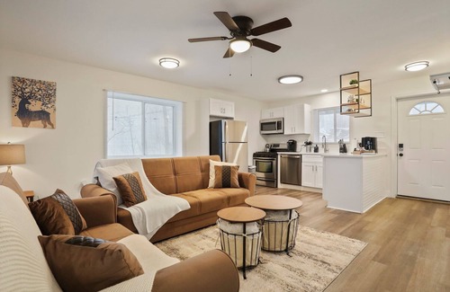 Kabletown House | Cozy Cabin w/Hot Tub, Arcade & Fire Pit perfect for up to 8 people