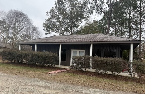 Donalsonville Cabin | Cozy Cabin with a Private Lake in Fins & Feathers RV Park in Donalsonville GA
