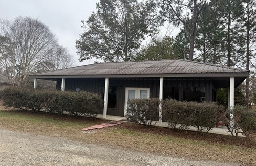 Donalsonville Cabin | Cozy Cabin with a Private Lake in Fins & Feathers RV Park in Donalsonville GA