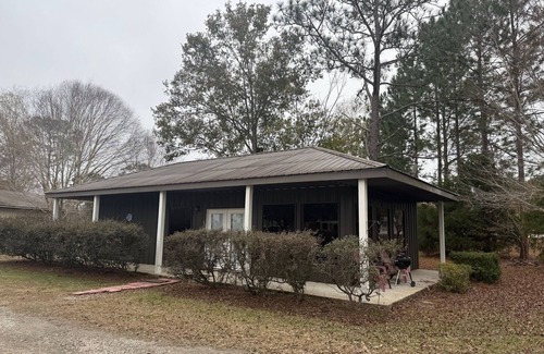 Donalsonville Cabin | Cozy Cabin with a Private Lake in Fins & Feathers RV Park in Donalsonville GA