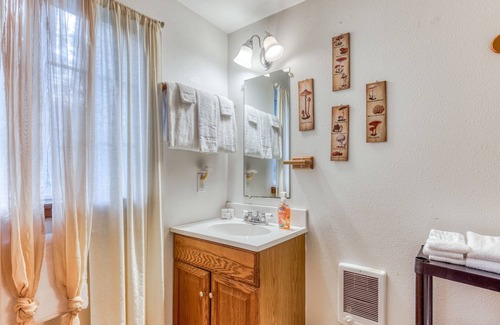 Cascade Locks House | Cozy Cabin with Entertainment & Easy Access to Gorgeous Wilderness - Dogs OK