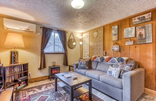 Cascade Locks House | Cozy Cabin with Entertainment & Easy Access to Gorgeous Wilderness - Dogs OK