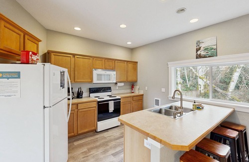 Netarts House | Cozy cabin with fireplace & WiFi, fishing & boats welcome - dog friendly