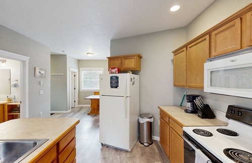 Netarts House | Cozy cabin with fireplace & WiFi, fishing & boats welcome - dog friendly