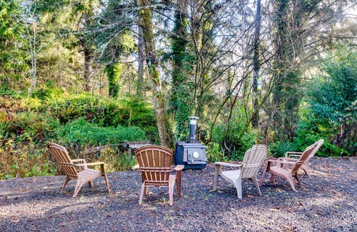 Netarts House | Cozy cabin with fireplace & WiFi, fishing & boats welcome - dog friendly